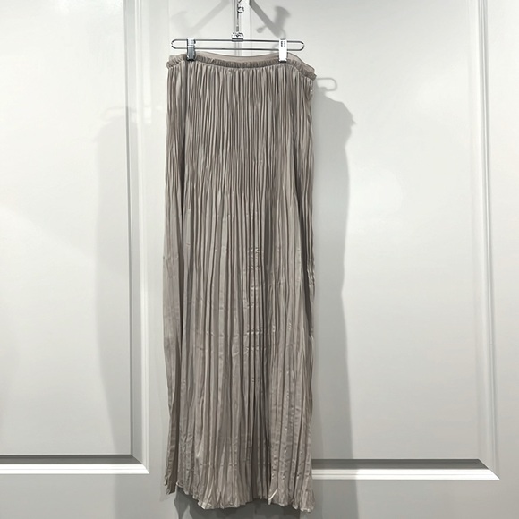 Club Monaco Dresses & Skirts - Club Monaco pleated maxi skirt sz 6